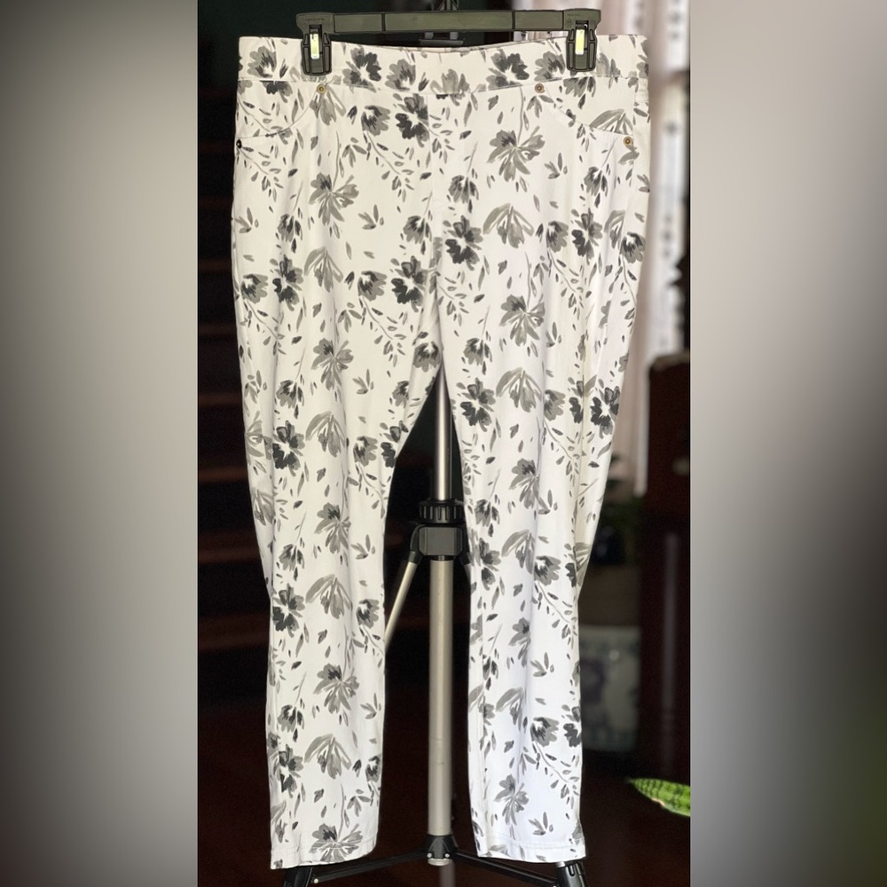 Flower print capris (Sz Lg)